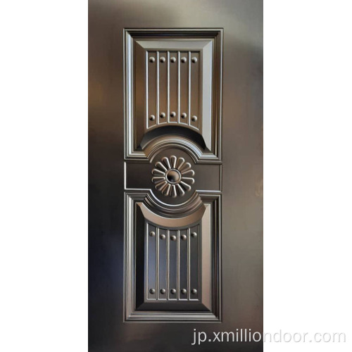 装飾的な金属ドアの皮